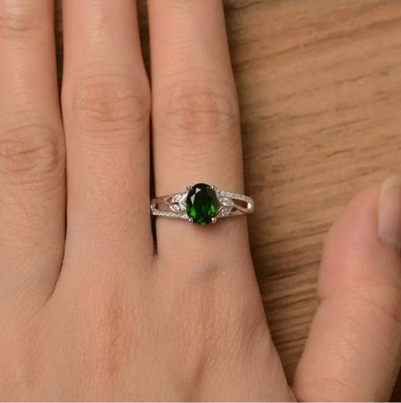 New Beautiful Green Oval Cut Ring - Picture 9 of 9
